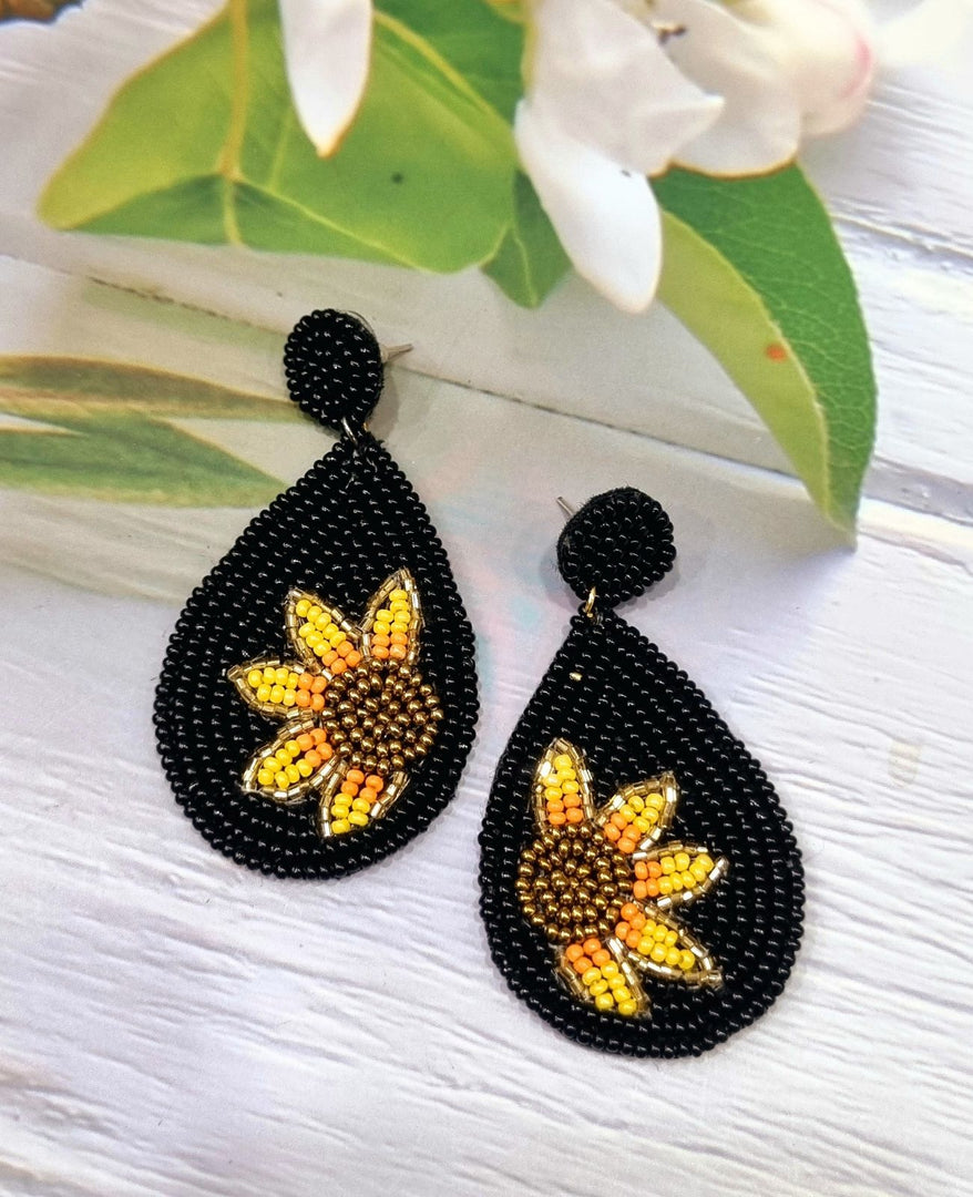 BLACK FLOWER BEADED EARRINGS QR055