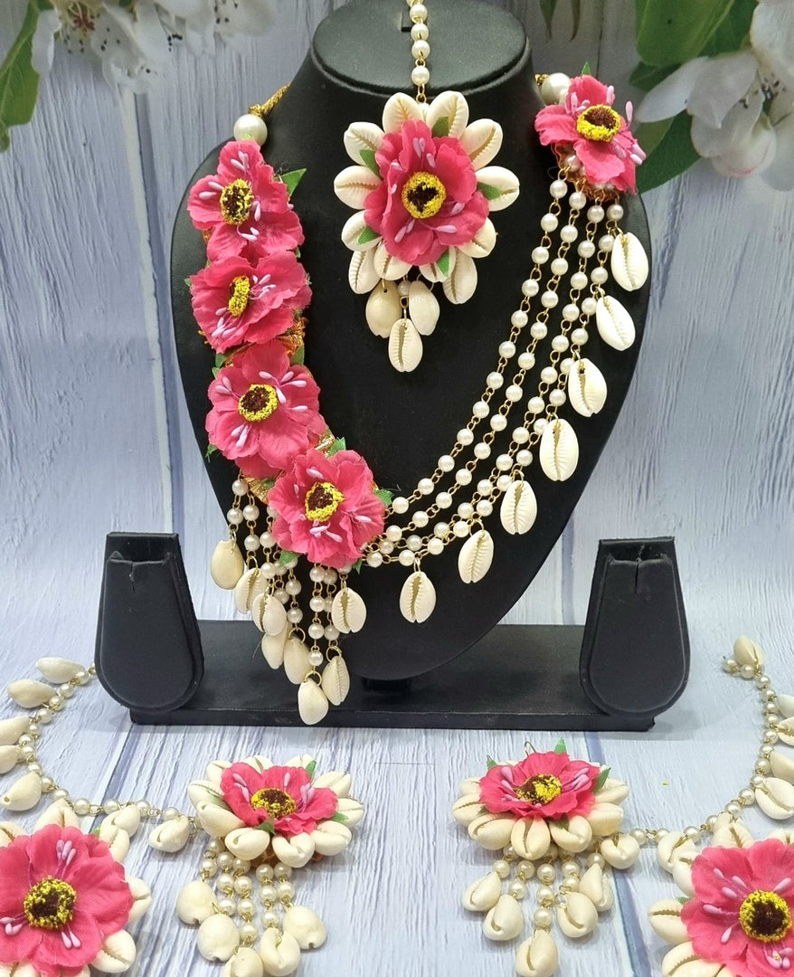 Exquisite Flower and Shell Necklace Set