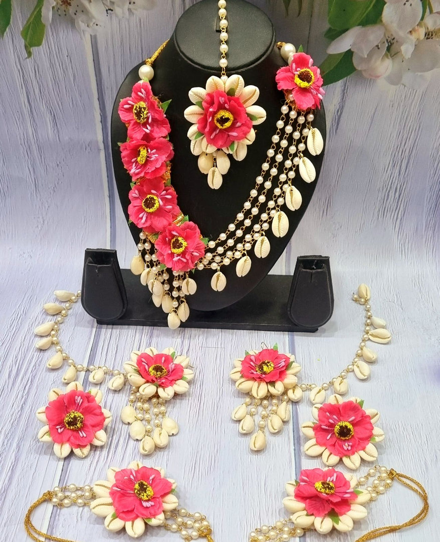 Exquisite Flower and Shell Necklace Set