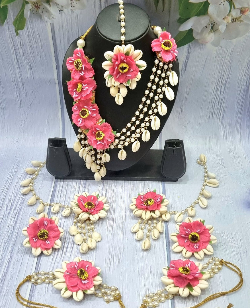 Exquisite Flower and Shell Necklace Set