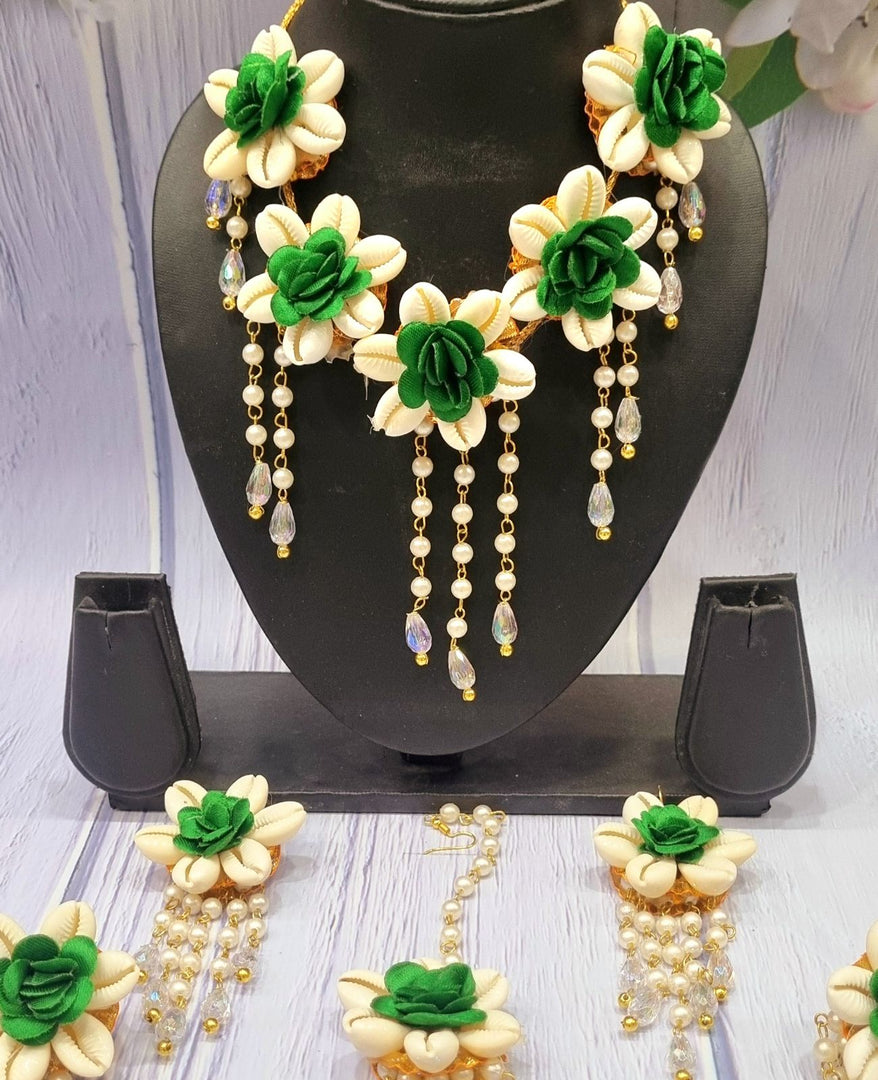 Seashell Necklace with Intricate Flower Detailing