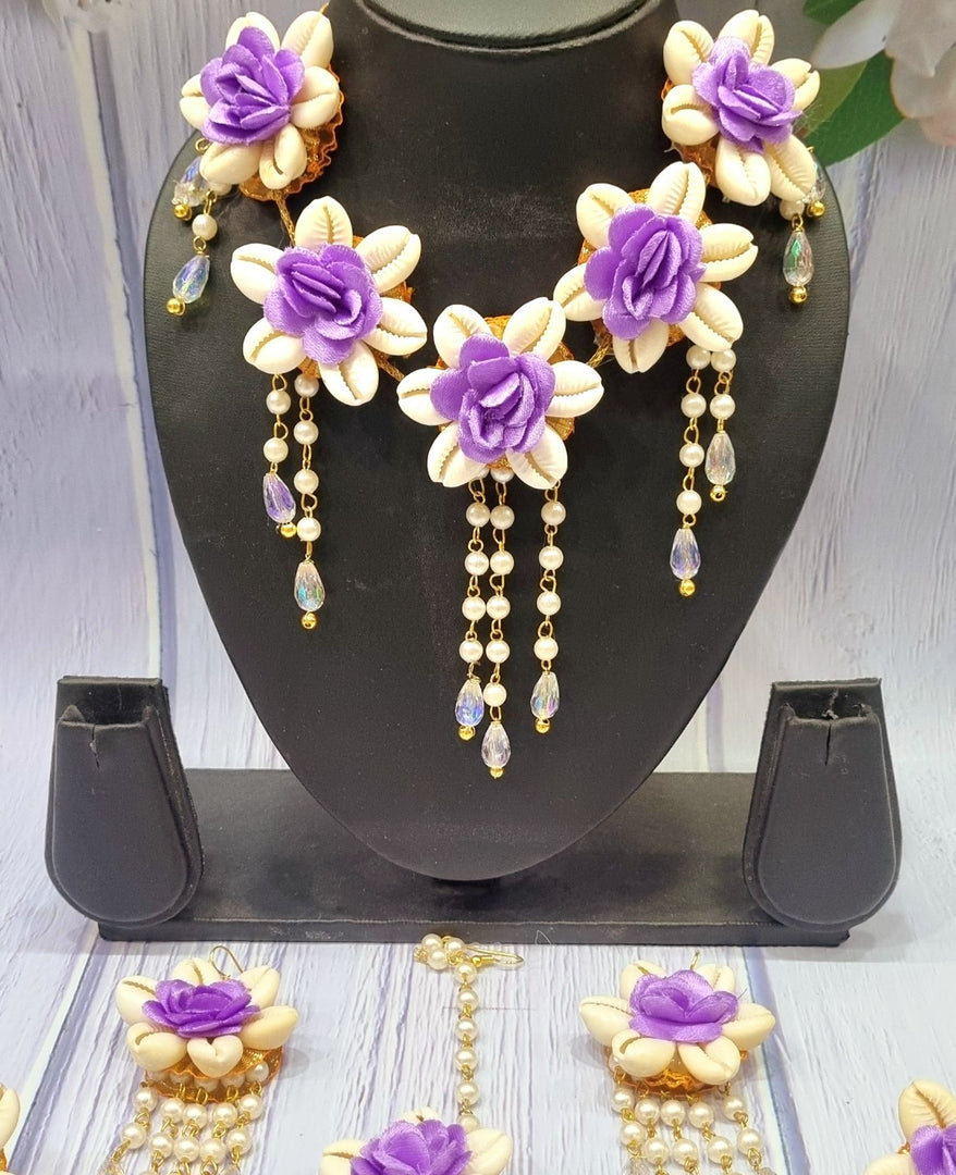 Shell and Bloom Necklace