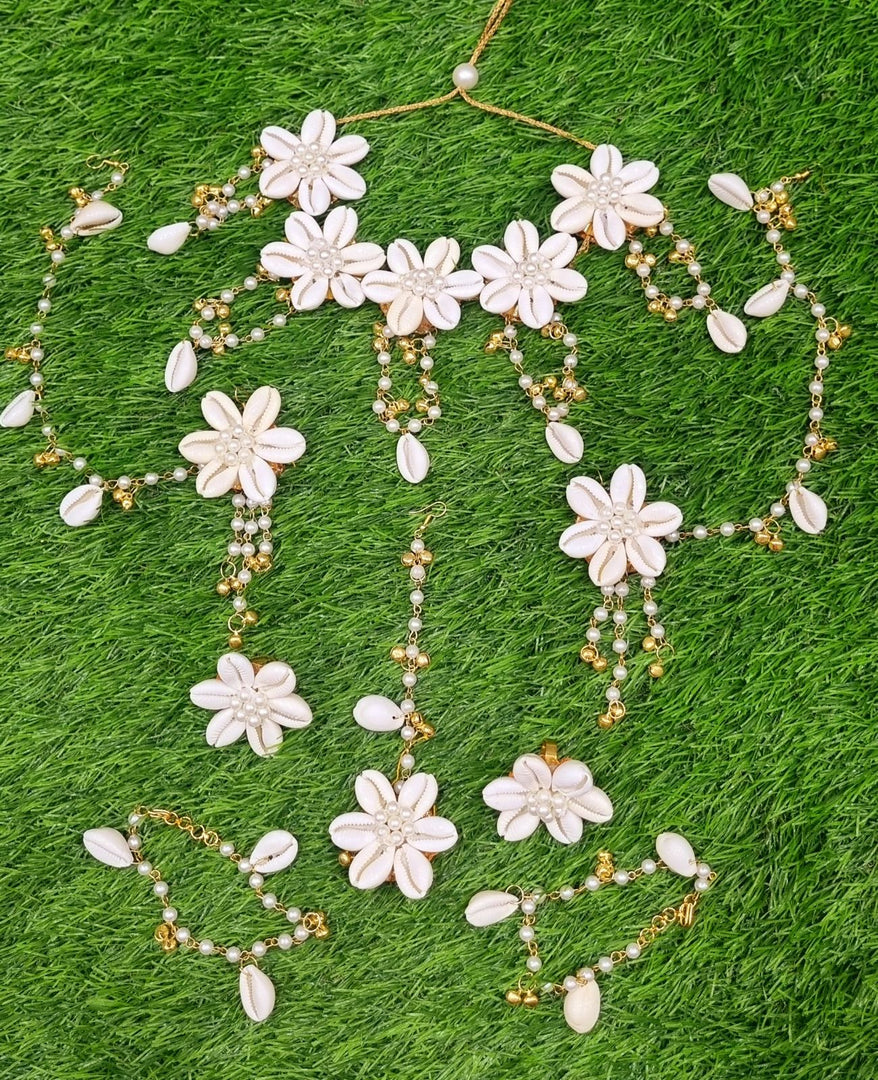 White Blossom Shell Necklace: Floral Elegance