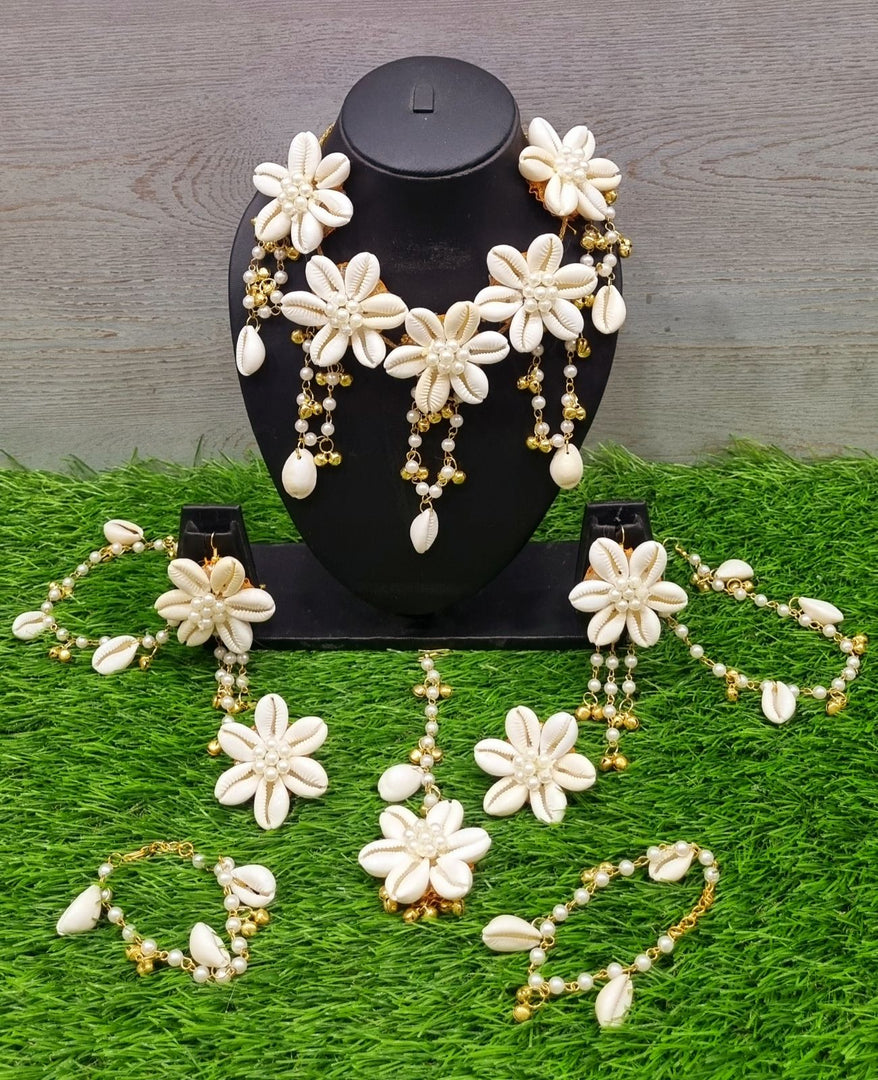 White Blossom Shell Necklace: Floral Elegance